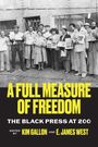 "A Full Measure of Freedom: The Black Press at 200" ist in gelber und weißer Schrift. Eine Gruppe hält Zeitungen.