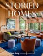 "STORIED HOMES" und "Designs from Banner Day Interiors". Ein gemütliches Wohnzimmer mit Holzelementen und blauer Teppich.