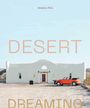 Text: "Jessica Ritz" und "DESERT DREAMING". Ein weißes Haus in Wüstenumgebung mit einem roten Cabrio davor.