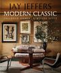 Text: Jay Jeffers, Modern Classic, Tailored Homes, Timeless Style.  
Ein stilvoll eingerichteter Raum mit Sofatisch, Kunstwerken und Pflanzen.