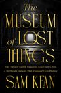 Text: "The Museum of Lost Things" von Sam Kean. Unter einem Gewölbe mit mystischer Beleuchtung.