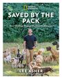 Text: "SAVED BY THE PACK. How 50 Dogs Helped Me Find My Purpose. LEE ASHER, FOUNDER OF THE ASHER HOUSE." Mann mit vielen Hunden.