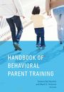 "Handbook of Behavioral Parent Training" und Herausgeber. Ein Kind geht zwischen zwei Erwachsenen, alle halten sich an den Händen.