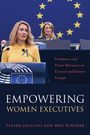 "Empowering Women Executives," mit zwei Frauen hinter Rednerpulten vor einer blauen Wand mit gelben Sternen.