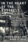 Titel: IN THE HEART OF THE RUSTBELT. Arbeiter in einer Fabrik mit großen Maschinen.