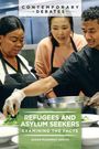 "REFUGEES AND ASYLUM SEEKERS: EXAMINING THE FACTS". Drei Personen schneiden Gemüse in einer Küche.