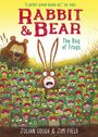 „Rabbit & Bear: The Bog of Frogs“. Ein Bär und ein Hase schauen überrascht aus hohem Gras auf viele Frösche.