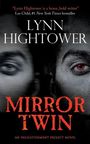 Text: „LYNN HIGHTOWER“, „MIRROR TWIN“, „AN ENLIGHTENMENT PROJECT NOVEL“. Zwei Gesichtshälften, eine mit rotem Auge.