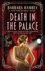 "Death in the Palace", "Barbara Hambly", Frau im glamourösen Kleid mit Filmscheinwerfern und Kamera im Hintergrund.