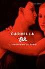 "Carmilla, J. Sheridan Le Fanu. Zwei Frauen in rotem Licht, eine hält die Schulter der anderen, elegant und geheimnisvoll."