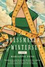 "The Dressmaker of Winters" und "Marianne Fons" in weißer Schrift. Eine Frau in grünem Kleid mit Maßband umwickelt.