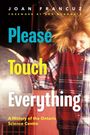 Text: "Please Touch Everything", "A History of the Ontario Science Centre". Kind mit statisch aufgeladenem Haar berührt Kugel.