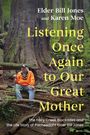 „Listening Once Again to Our Great Mother“ steht in großer Schrift. Ein älterer Mann sitzt vor einem riesigen Baum.