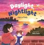„Daylight, Nightlight“ ist der Titel. Eine Person mit einem Hund schaut auf den Sonnenuntergang über dem Wasser.