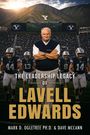 „The Leadership Legacy of Lavell Edwards“ von Mark D. Ogletree Ph.D. & Dave McCann. Coach und Spieler in einem Stadion.