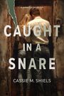 „A Romantic Suspense“, „Caught in a Snare“, „Cassie M. Shiels“. Zwei Personen stehen eng beieinander vor einer Tür.