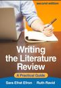 "Writing the Literature Review: A Practical Guide" von Sara Efrat Efron und Ruth Ravid, zweite Auflage. Ein Mensch schreibt.