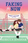 „FAKING FOR NOW“ und „FROST LAKE HIGH BOOK THREE“ stehen über einer Szene von zwei Jugendlichen auf Tribünen.