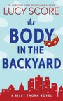 Lucy Score: The Body in the Backyard, Buch