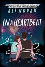 Der Text in Großbuchstaben lautet: "ALI NOVAK IN A HEARTBEAT". Darunter sitzen ein Mädchen und ein Junge auf einem Steg, umgeben von Feuerwerk.