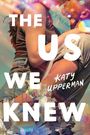 „The US We Knew“, Autorin: Katy Upperman. Ein Paar umarmt sich, umgeben von Blumen und buntem Licht.