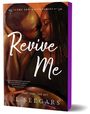 „Revive Me“ von J.L. Seegars, Teil eins: The Act, zeigt zwei Menschen in einer innigen Umarmung.