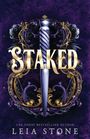 „STAKED“ in goldener Schrift, darunter „USA Today Bestselling Author Leia Stone“. Zentrales Dolch-Design mit Rosen und Verzierungen.