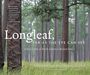 „Longleaf, Far as the Eye Can See“ – Ein dichter Wald aus hochgewachsenen Kiefern mit grünem Gras am Boden.