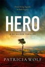 „HERO“, „A DS Walker Thriller“, „Patricia Wolf“. Landschaft bei Sonnenuntergang, einsamer Baum im Vordergrund.