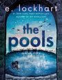 Texte: "e. lockhart", "the pools", "a love story". Eine Illustration mit Vögeln über einem gewölbten Pool mit küssendem Paar.