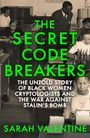 Grüner Text: "THE SECRET CODE BREAKERS". Büro mit Personen, die an Schreibtischen arbeiten.