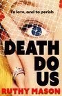"To love, and to perish. DEATH DO US. RUTHY MASON." Porträt einer Frau mit Netzschleier, blauem Auge und Ring.