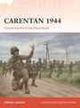 „Carentan 1944: Connecting the D-Day Beachheads.“ Ein Soldat führt ein Trupp über einen Feldweg, Strommasten im Hintergrund.