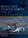 Buchtitel: "ROYAL NAVY COASTAL FORCES 1939–42". Kriegsschiff im Gefecht, Explosionen und Geschützfeuer in der See.