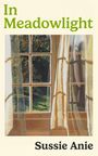 „In Meadowlight“, Sussie Anie. Gemälde von einem Fenster mit schimmernden Vorhängen, Blick auf einen sonnigen Garten.
