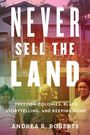 „NEVER SELL THE LAND“ oben groß. Darunter: „Freedom Colonies, Black Storytelling, and Keeping Home“. Bild: Historisches Haus mit Personen.