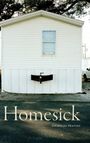 „Homesick“ und „Nicholas Shapiro“ stehen unten. Ein weißes Mobilheim mit kleinem Fenster und Baum im Hintergrund.