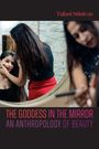 "THE GODDESS IN THE MIRROR: AN ANTHROPOLOGY OF BEAUTY". Frau schminkt andere Frau vor einem Spiegel.