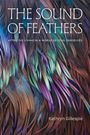 „THE SOUND OF FEATHERS: ATTENTIVE LIVING IN A WORLD BEYOND OURSELVES“ von Kathryn Gillespie. Bunte Feder-Illustration.