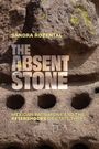 "SANDRA ROZENTAL. THE ABSENT STONE. MEXICAN PATRIMONY AND THE AFTERSHOCKS OF STATE THEFT" vor einer Steinstruktur.