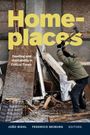 "Home-places: Dwelling and Habitability in Critical Times" steht in großen Buchstaben. Ein Mann schlägt mit einer Axt Bretter.