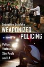 Sebastián Sclofsky, WEAPONIZED POLICING, Police Violence in São Paulo and LA. Oben Polizisten, unten kniender Mann vor Polizeiauto.