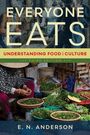 "EVERYONE EATS: UNDERSTANDING FOOD AND CULTURE, THIRD EDITION" von E. N. Anderson. Eine Frau sortiert Kräuter auf einem Markt.
