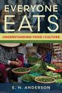 „EVERYONE EATS: UNDERSTANDING FOOD AND CULTURE, THIRD EDITION, E. N. ANDERSON“. Marktszene mit Gemüseverkäuferin.