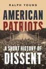 Text: "Ralph Young, American Patriots, A Short History of Dissent." Schwarz-weißes Foto einer großen Menschenmenge vor dem Washington Monument.