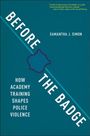 "BEFORE THE BADGE" und "HOW ACADEMY TRAINING SHAPES POLICE VIOLENCE". Autor: Samantha J. Simon. Blaue Polizeiwappen-Silhouette.