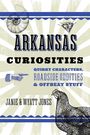 "ARKANSAS CURIOSITIES: QUIRKY CHARACTERS, ROADSIDE ODDITIES & OFFBEAT STUFF. JANIE & WYATT JONES." Illustration mit Muschel, Diamant, Hand und Huhn.