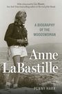 Text: "Anne LaBastille, A Biography of the Woodswoman, Penny Harr." Frau in Outdoor-Kleidung mit Kamera, Hintergrund: See.