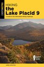 HIKING the Lake Placid 9: A Guide to the Adirondack Hiking Challenge, Felsvorsprung, See, bewaldete Hügel im Herbst.