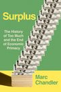 „Surplus: The History of Too Much and the End of Economic Primacy“ von Marc Chandler. Geldscheine bilden eine Treppe.